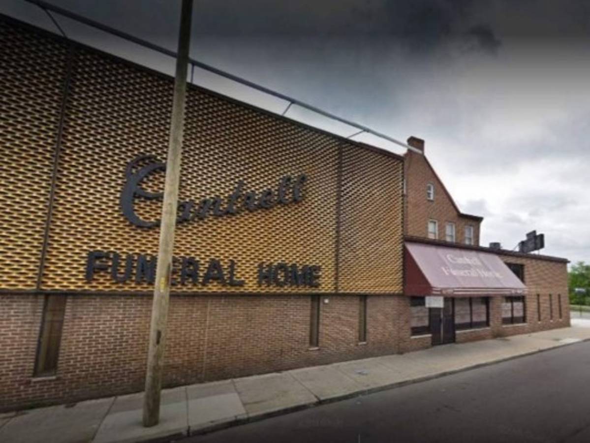 Hallan cadáveres de 11 niños en el techo de una funeraria de Detroit  