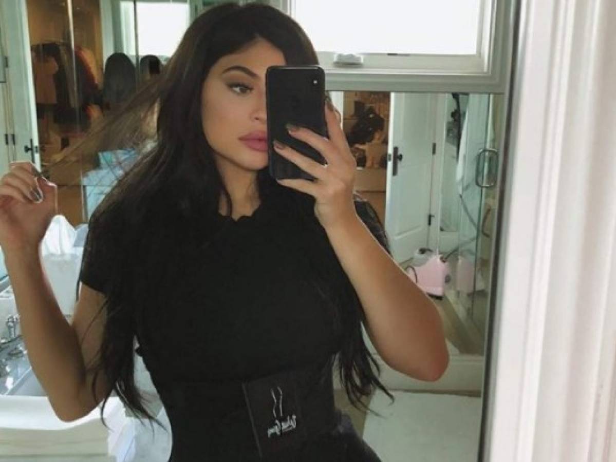 Kylie Jenner muestra su vientre plano a casi dos meses de haber dado a luz