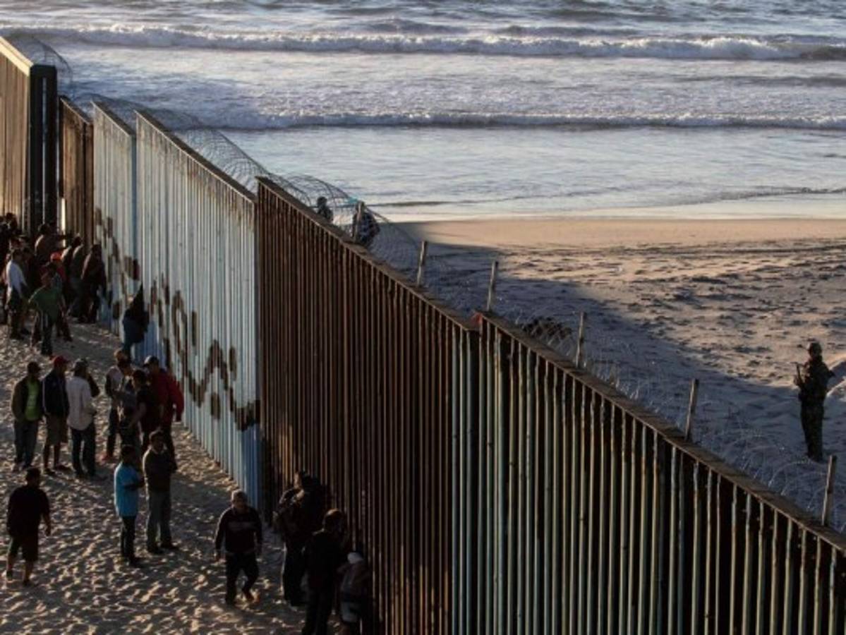 Estados Unidos usa fondos militares para levantar cercos fronterizos