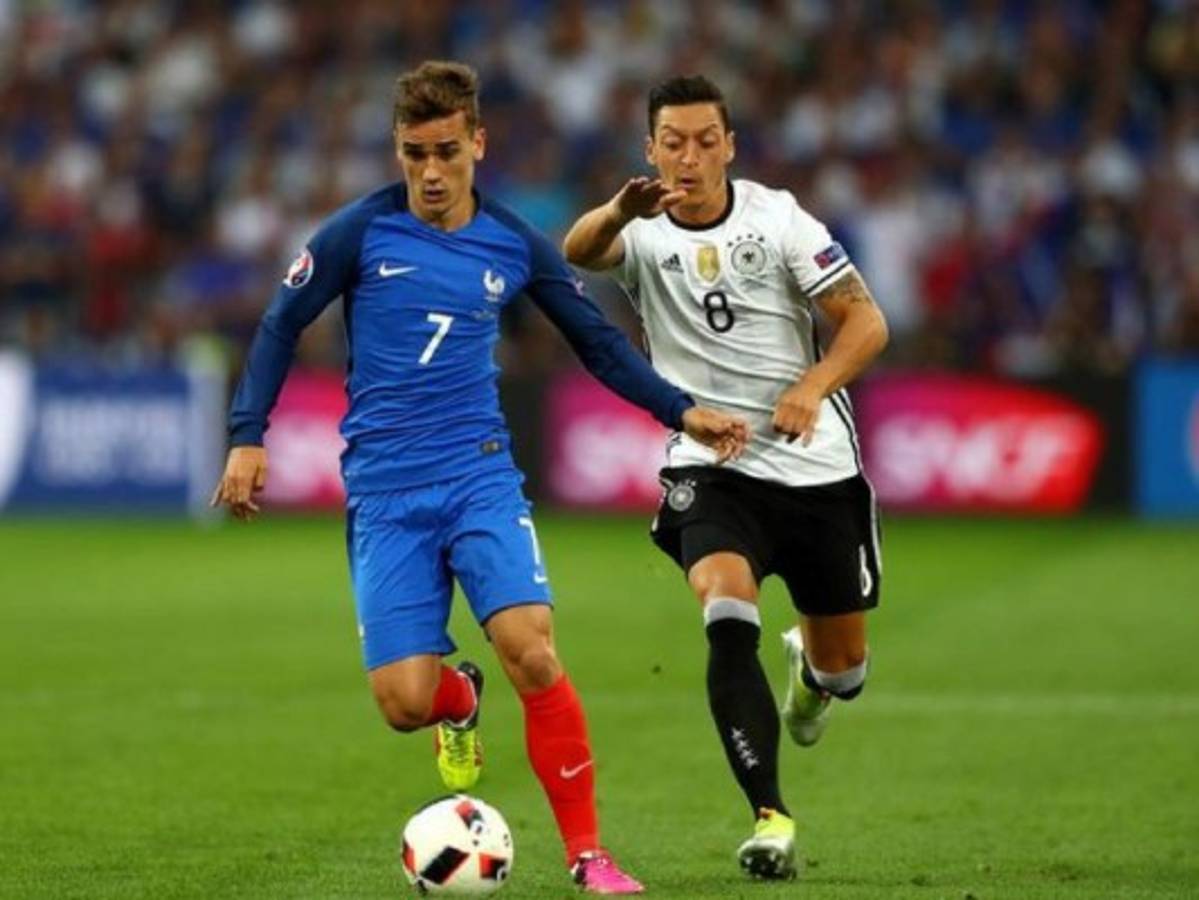 Barcelona va en enero por Griezmann u Ozil