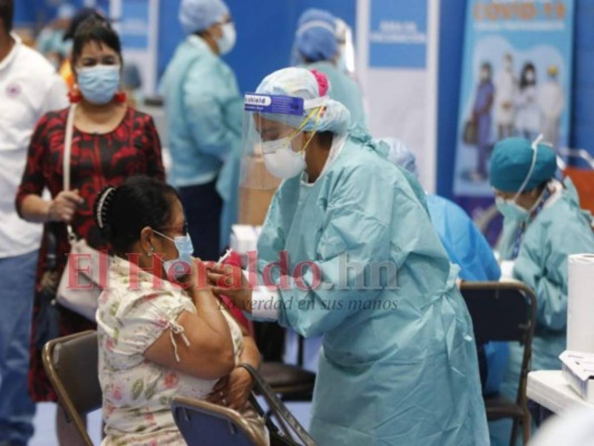 Vacunación de maestros inicia en 92 municipios de Honduras