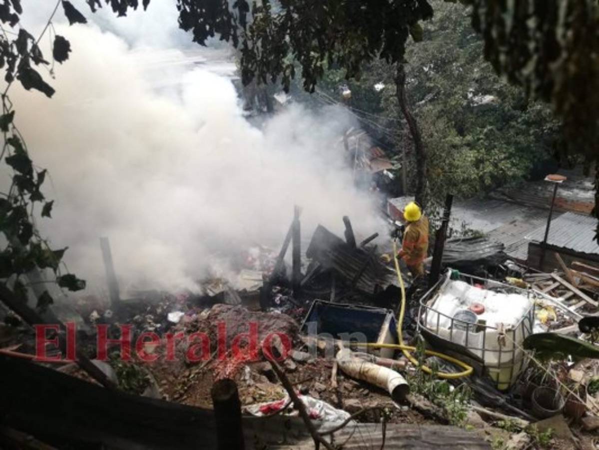 Los miembros del Cuerpo de Bomberos de Honduras apagaron el siniestro. Foto: Estalin Irías/EL HERALDO.