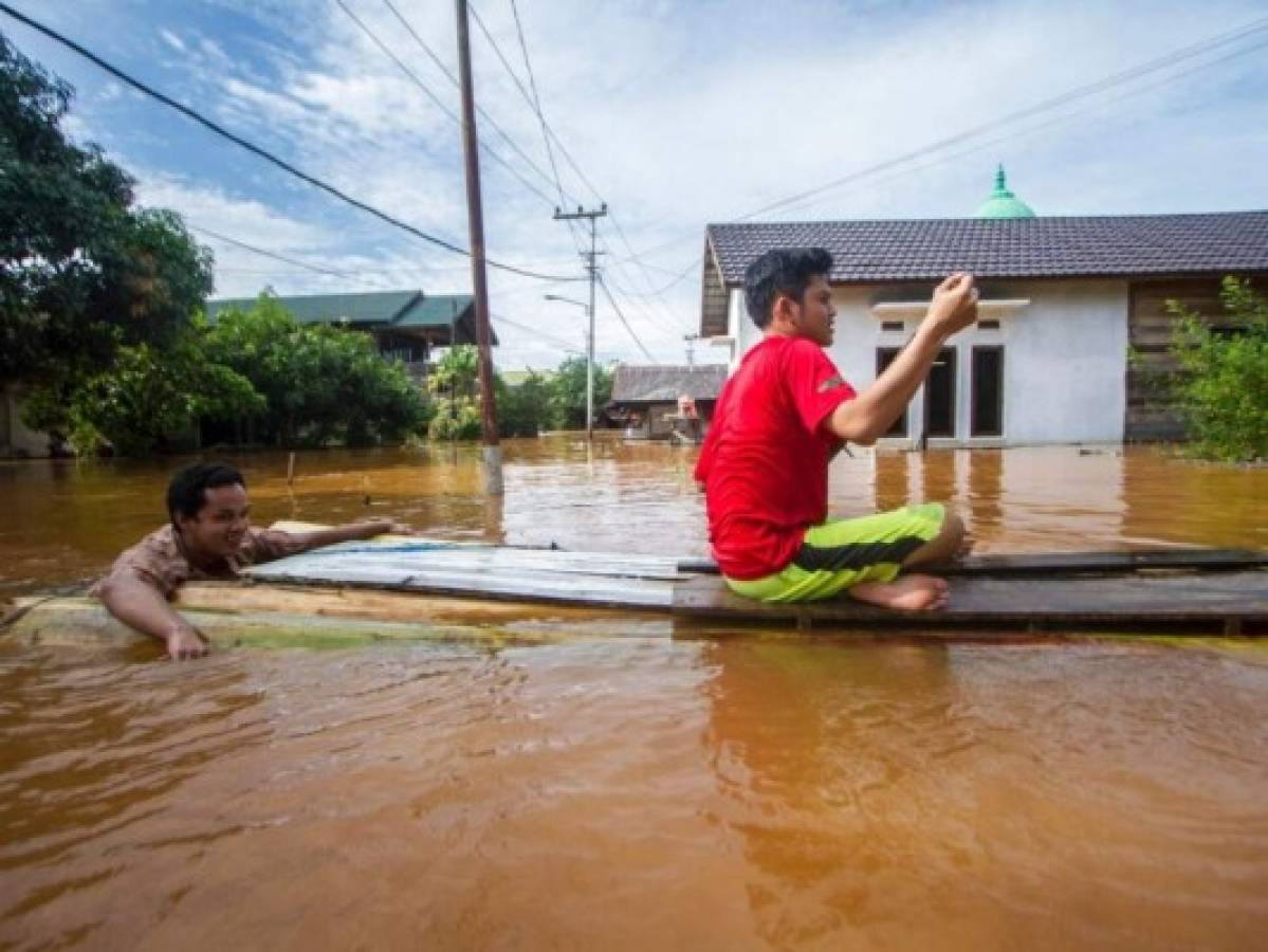 Miles de evacuados en Indonesia por torrenciales inundaciones