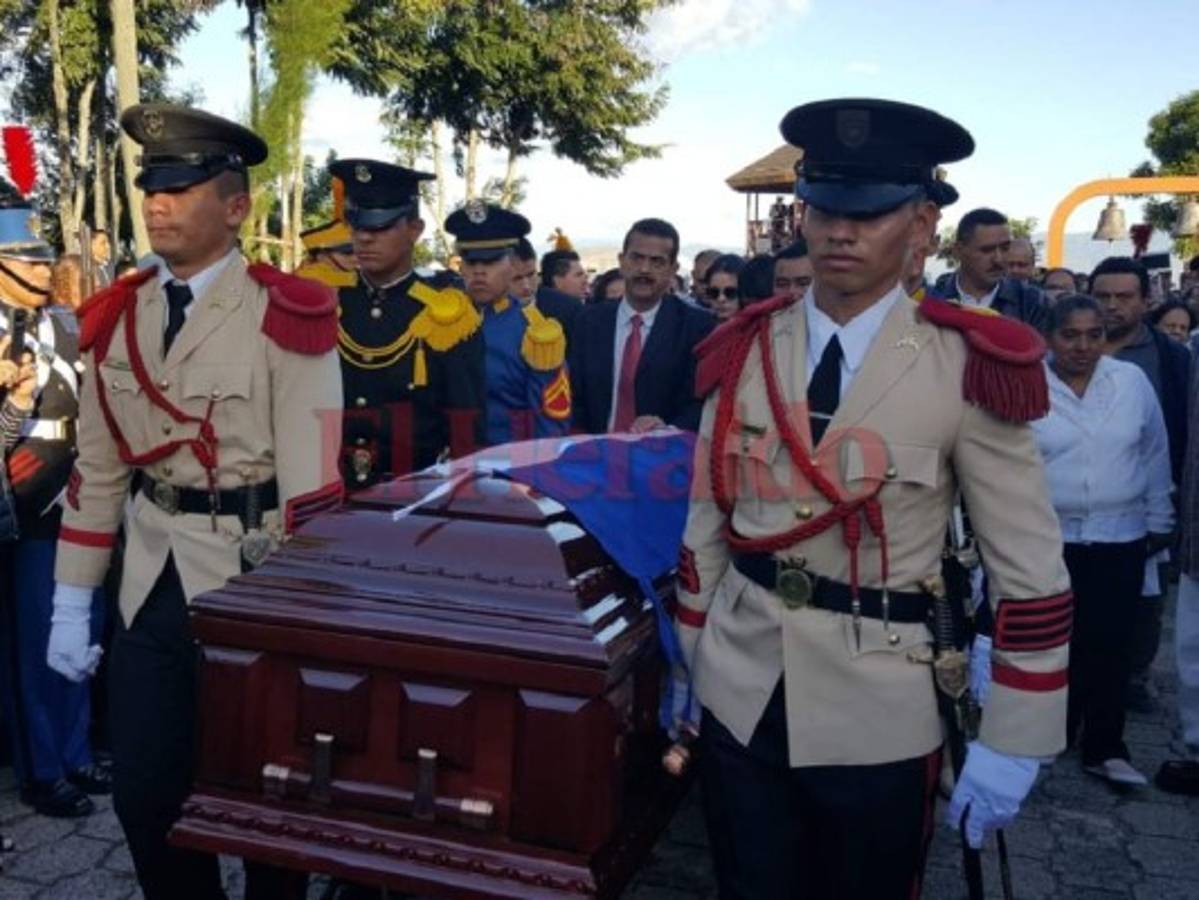 Momento en el que los cadetes cargaban el ataúd con los restos del expresidente.