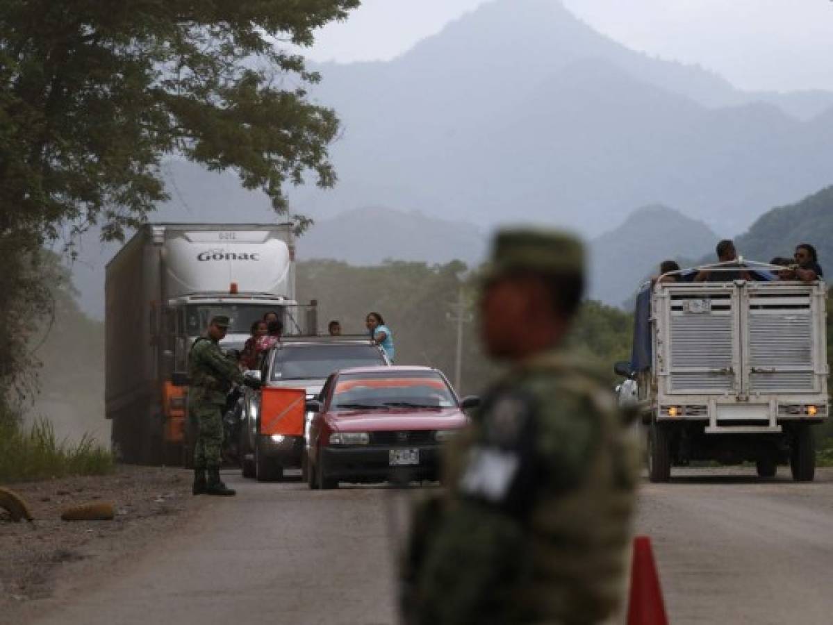 Hallan a 791 migrantes en cuatro camiones en México