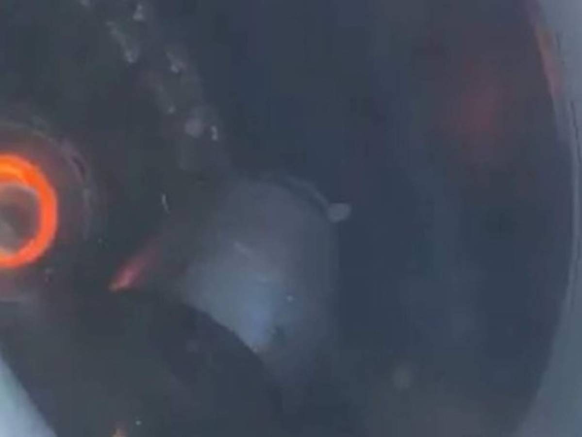VÍDEO: Turbina de avión toma fuego en pleno vuelo y aterroriza a 148 pasajeros
