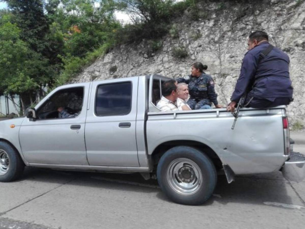 Mario Zelaya y Ramón Bertetty fueron regresados a la cárcel en este vehículo pick-up bajo custodia de agentes policiales.