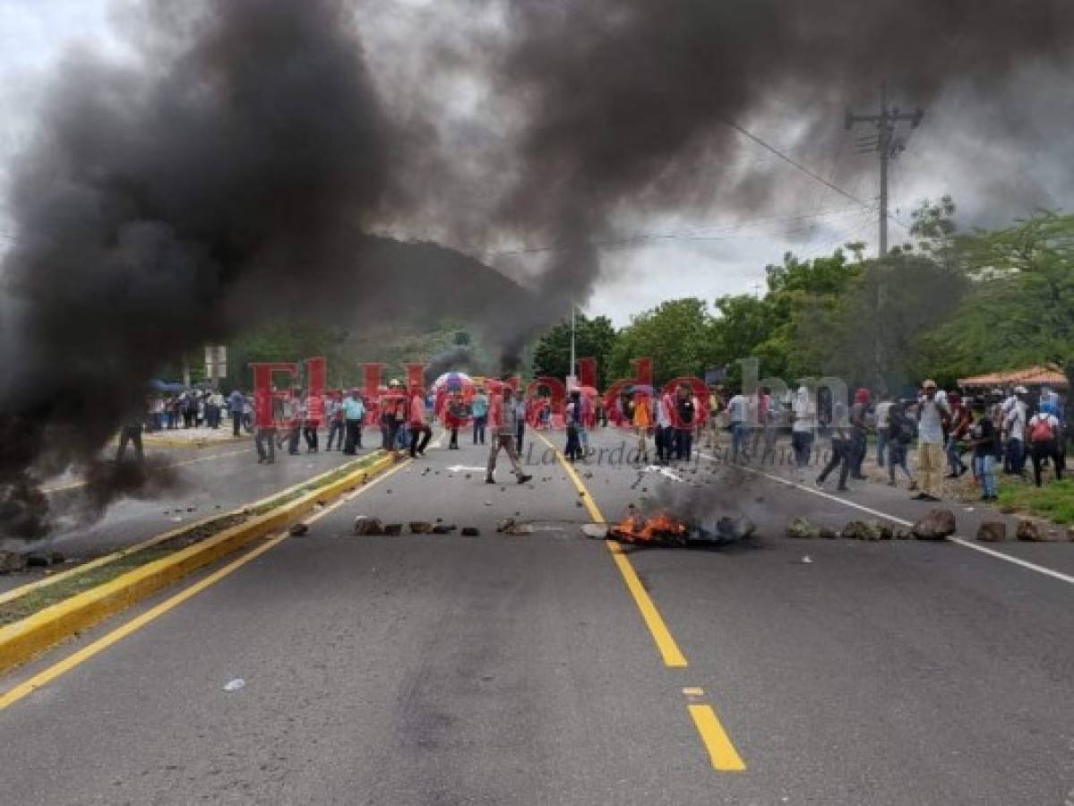 En la zona sur del país hubo quema de llantas en el eje carretero. Foto Gissela Rodríguez