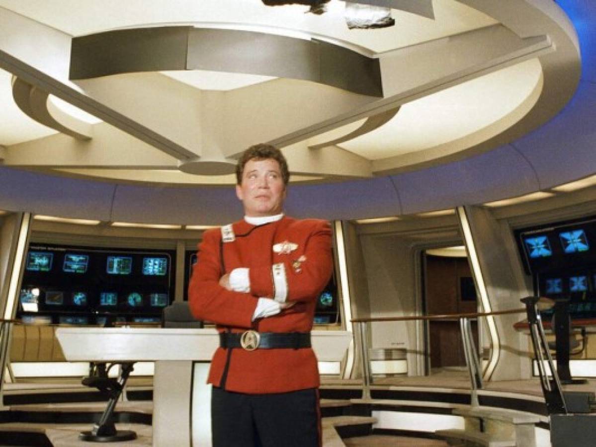 ARCHIVO - En esta foto de 1988, el actor William Shatner, vestido como el capitÃ¡n James T. Kirk, posa para promocionar la pelÃ­cula de Paramount Studios 'Star Trek V: The Final Frontier'. (AP Foto/Bob Galbraith, Archivo)