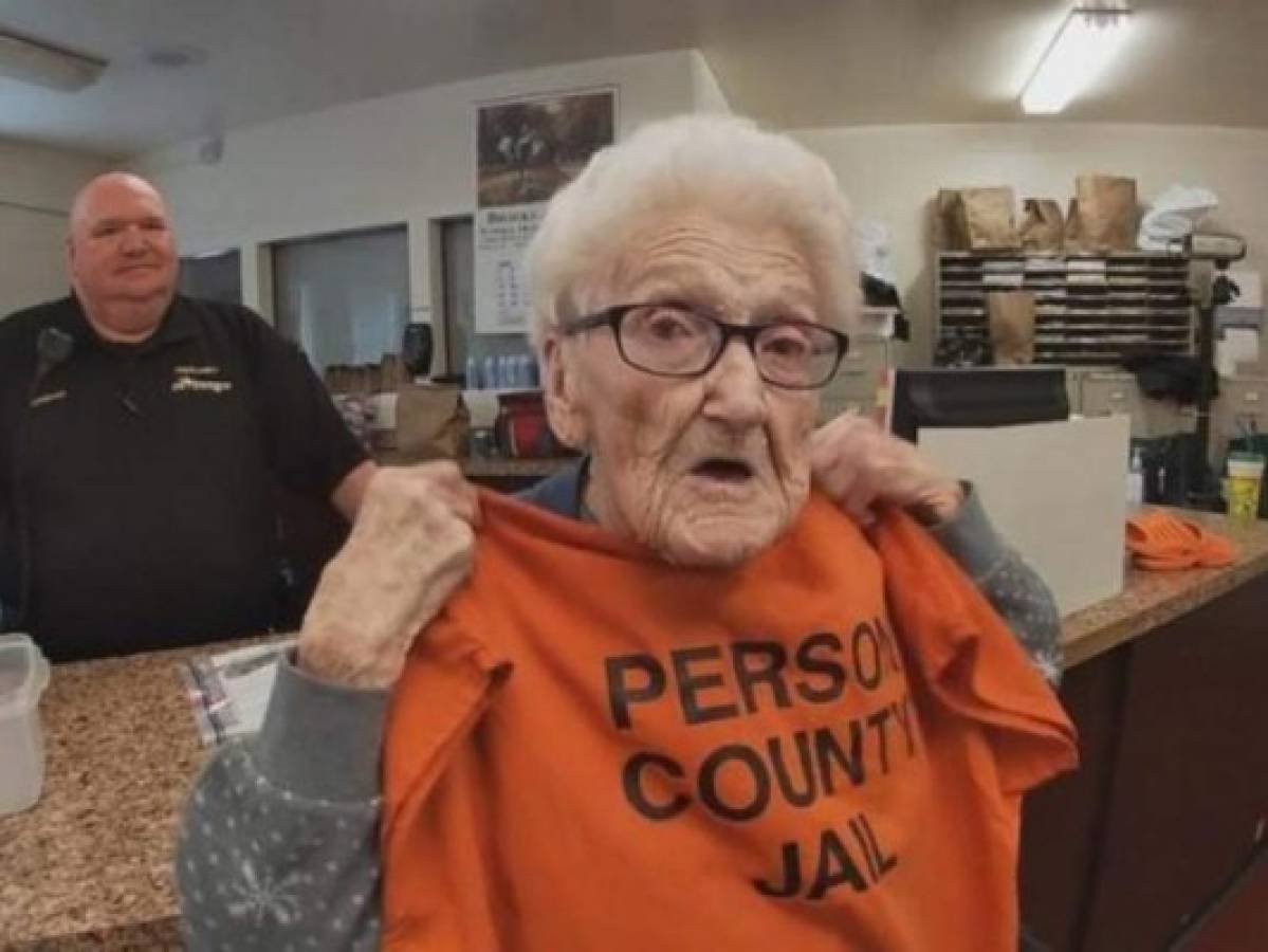 Mujer de 100 años cumple su sueño de ir a prisión 