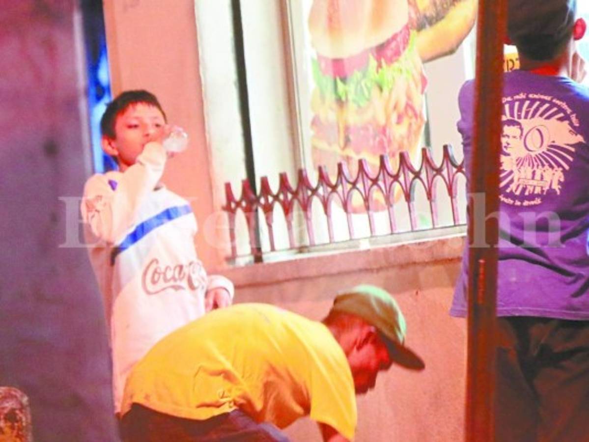 Jugador de Olimpia Michaell Chirinos le cumple un sueño a niño de la calle en la capital