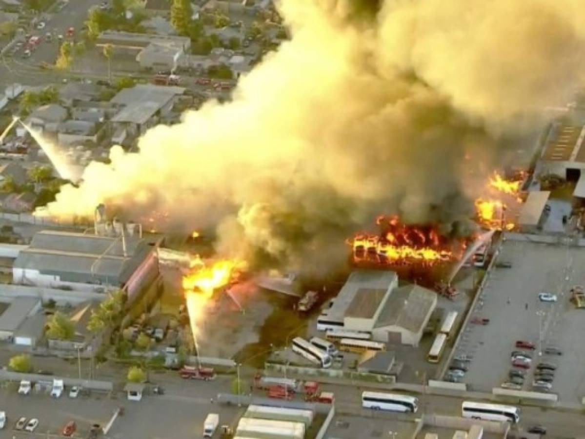 Incendio en área industrial de California deja grandes pérdidas económicas