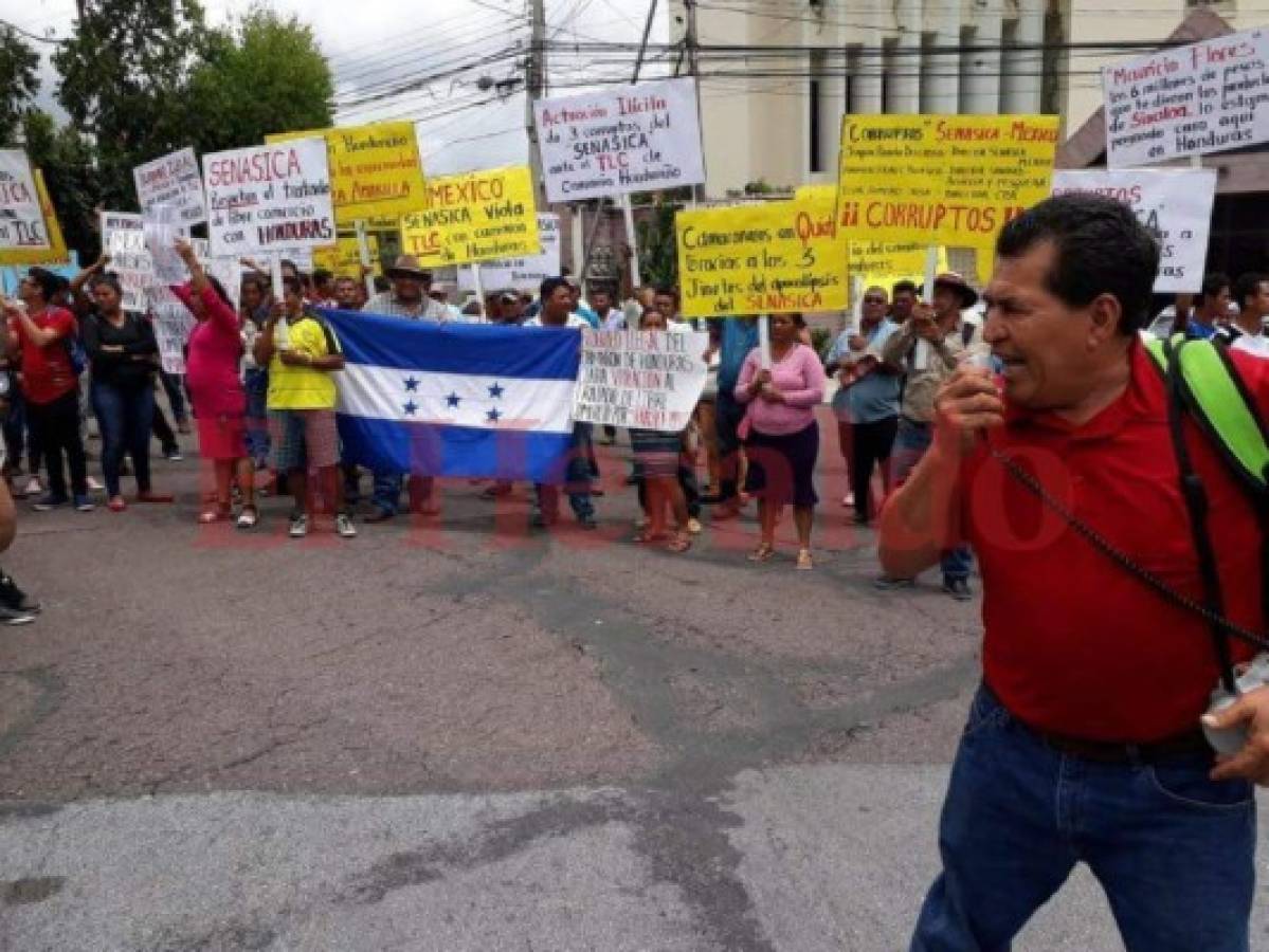 Camaroneros protestan frente a embajada de México