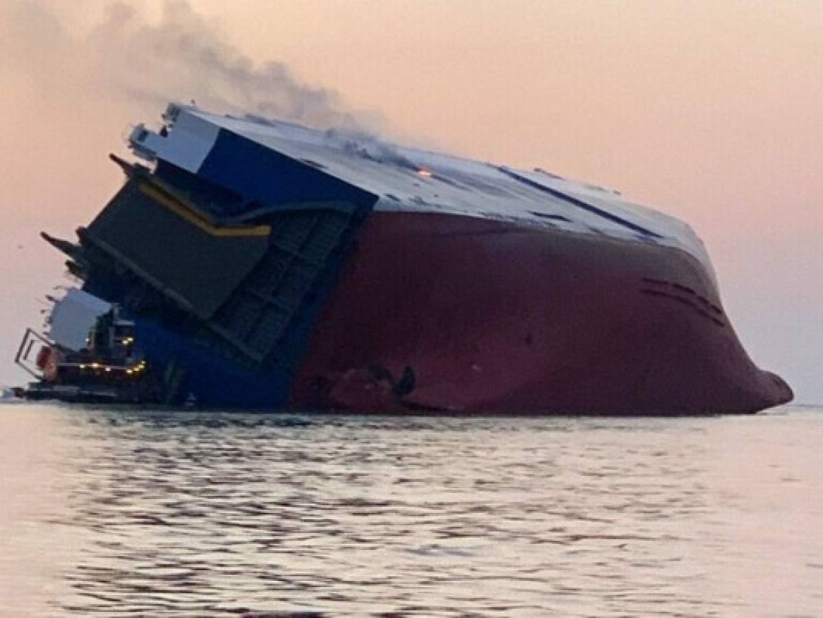 El buque de carga Golden Ray yace volcado frente a las costas de Georgia en Estados Unidos, el 8 de septiembre del 2019. (Foto de la Guardia Costera de EEUU, vÃ­a AP)