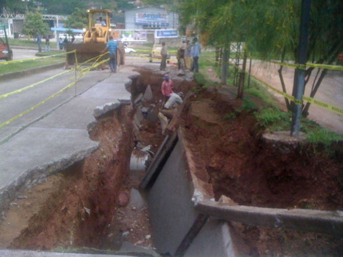 Cede ante lluvias calle de acceso a la residencial Venecia y UTH