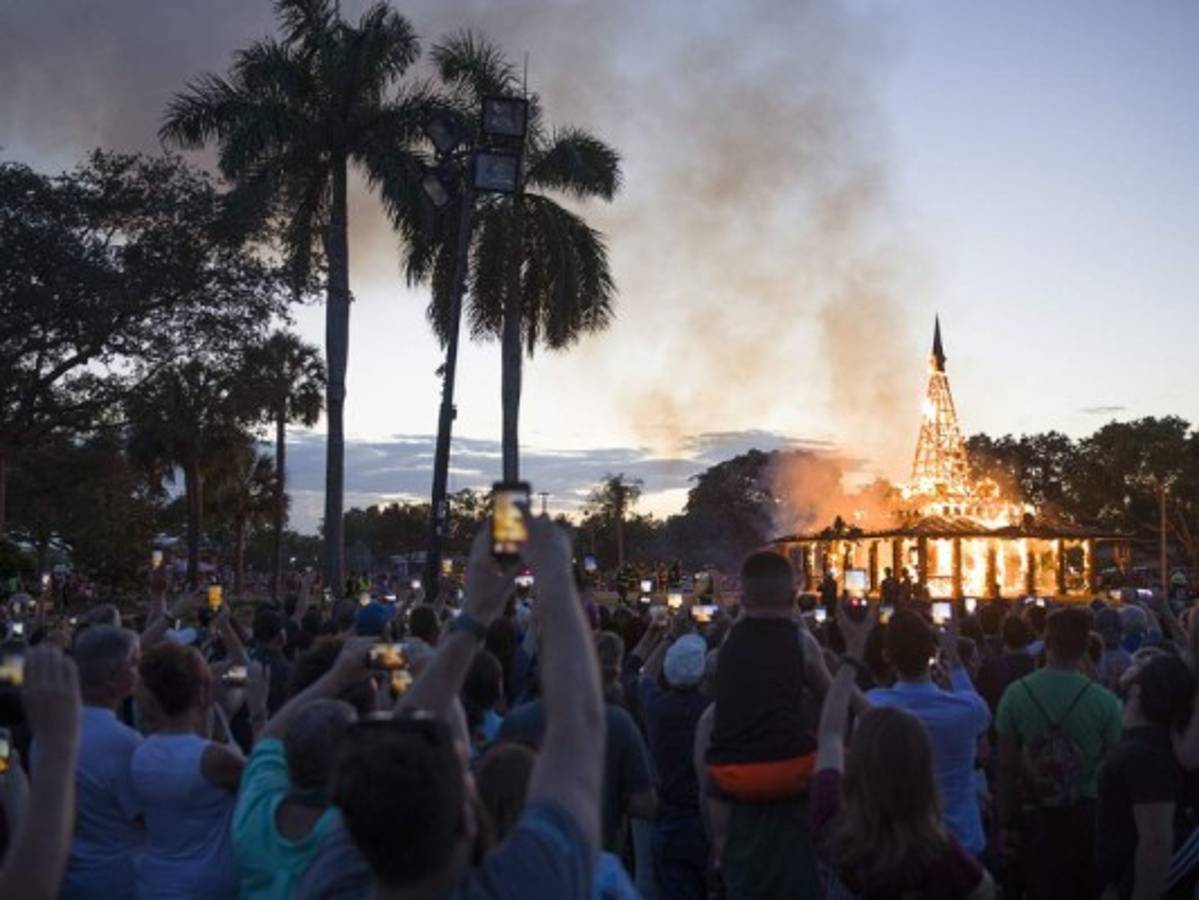 Instalación de arte en el 'Templo del tiempo' es quemada en fuego ceremonial