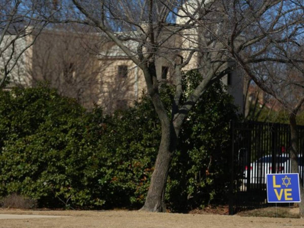 Rabino dice que aceleró fin de toma de rehenes en Texas arrojándole una silla al secuestrador  