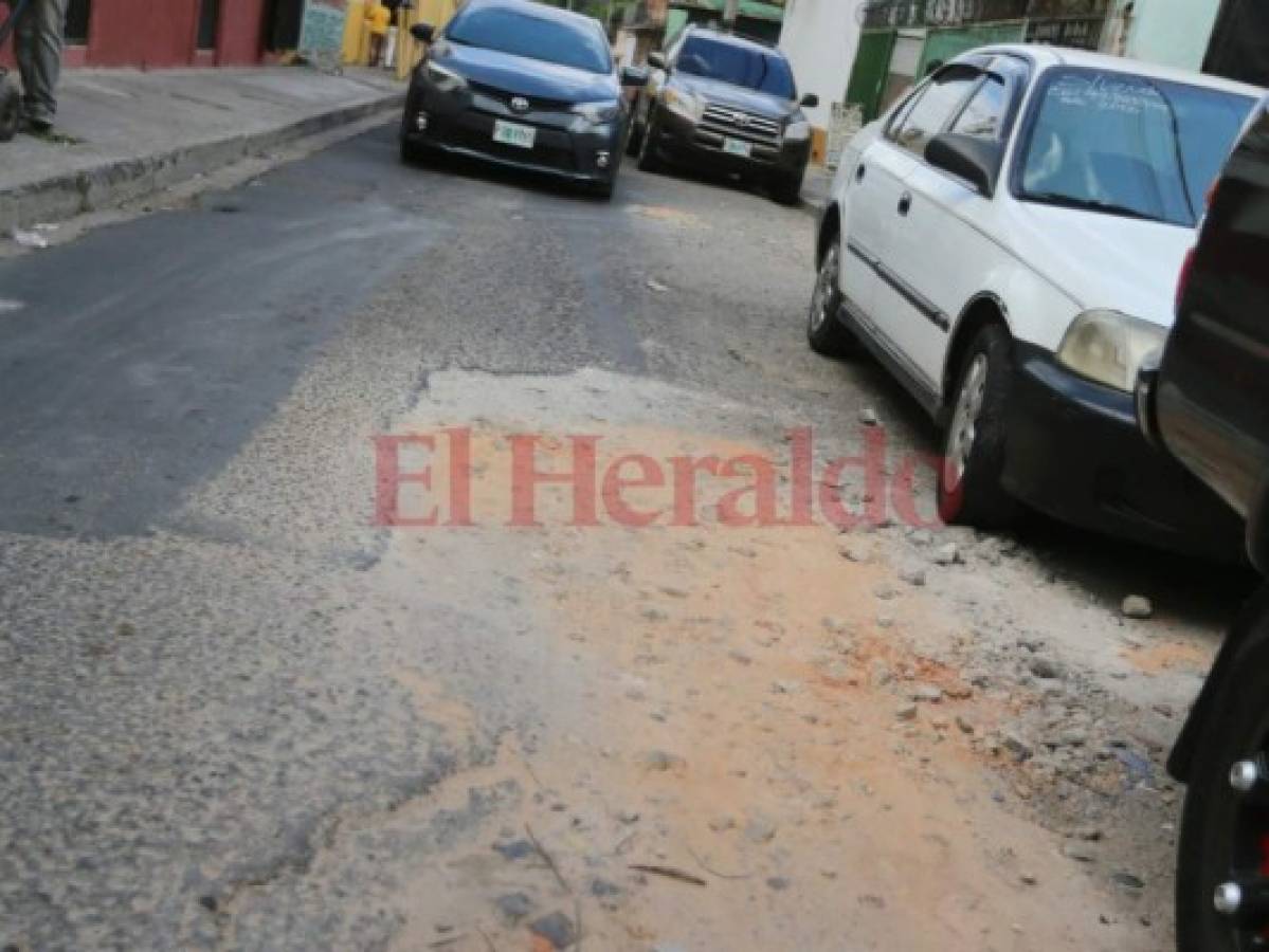 Mal estado de una calle en Comayagüela limita el libre tránsito de los capitalinos