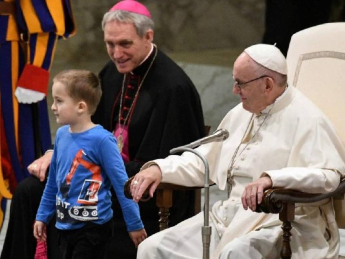 El niño autista que burló la seguridad y jugó con el papa Francisco durante audiencia (Vídeo)   