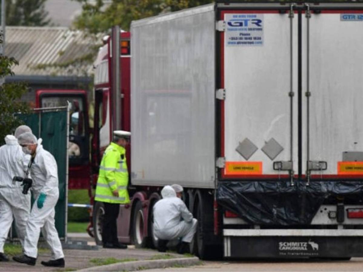 Dos nuevos sospechosos por hallazgo de 39 cadáveres en un camión