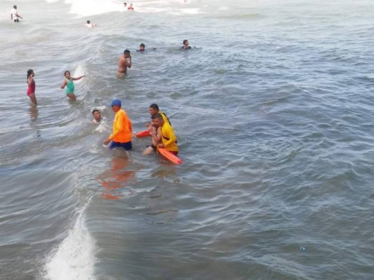 Salvan de morir ahogados a dos menores y un joven en playas de Tela 