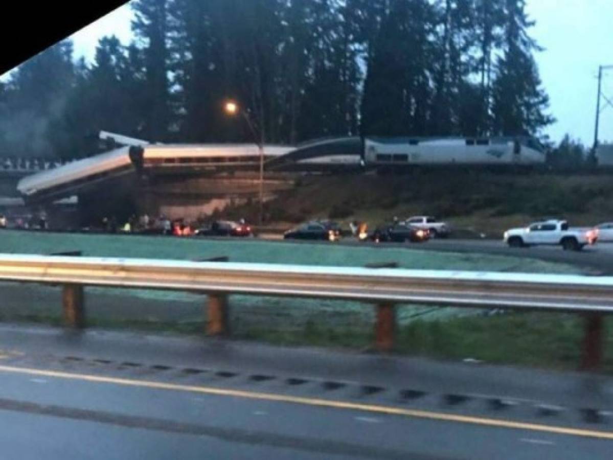 Un tren se descarrila sobre una autopista en el estado de Washington, EEUU