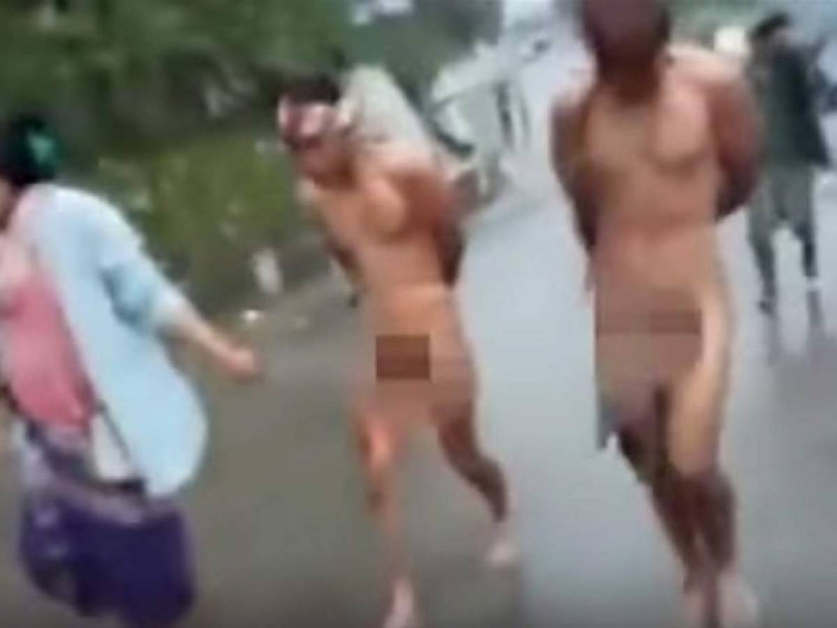Pobladores linchan y obligan a caminar desnudos a los violadores de una adolescente