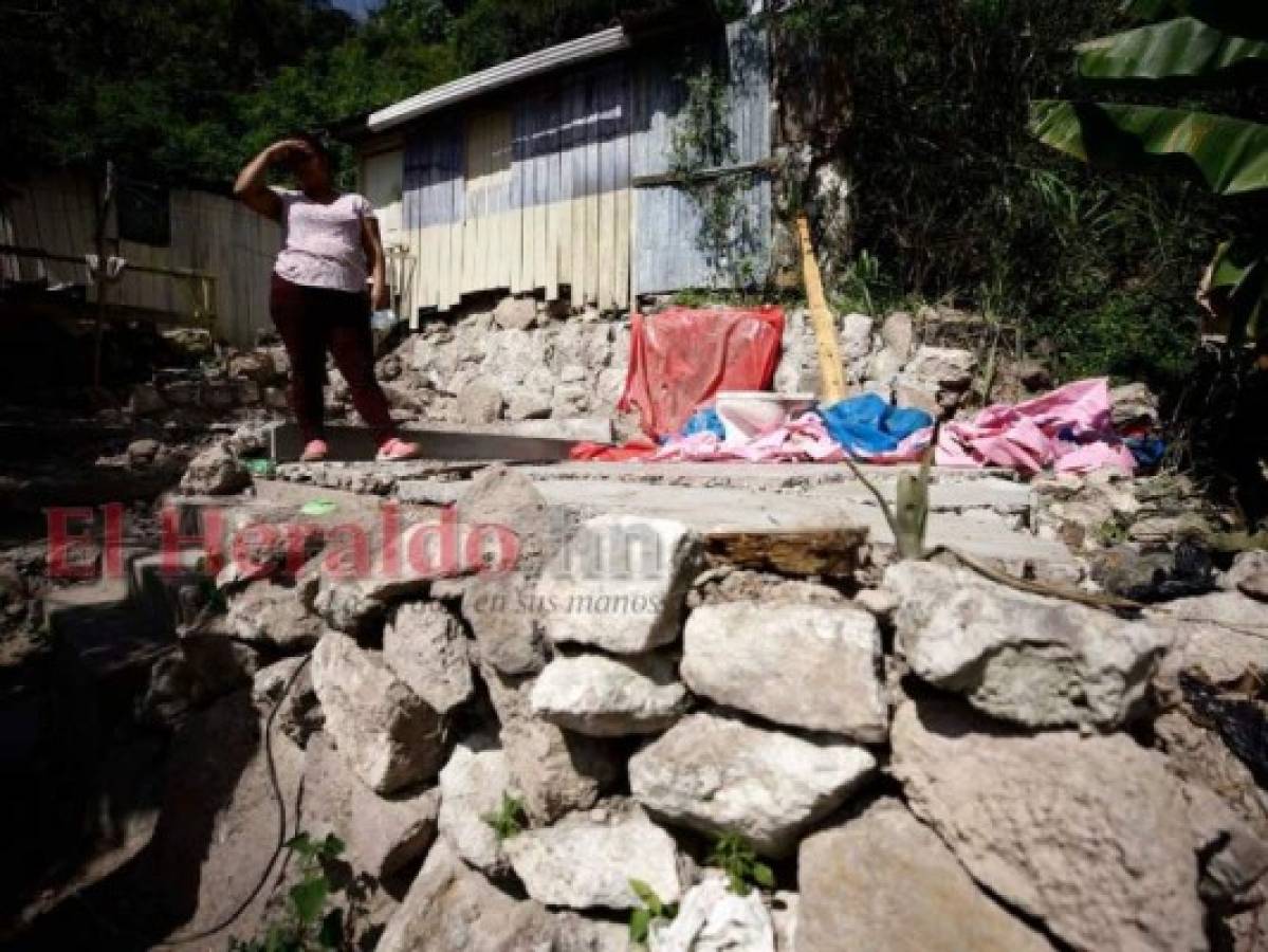 La joven observa con tristeza el lugar donde alguna vez estuvo erigido su hogar, pero ahora solo queda un muro inestable y una plancha de cemento con decenas de grietas. Foto: Emilio Flores/ EL HERALDO