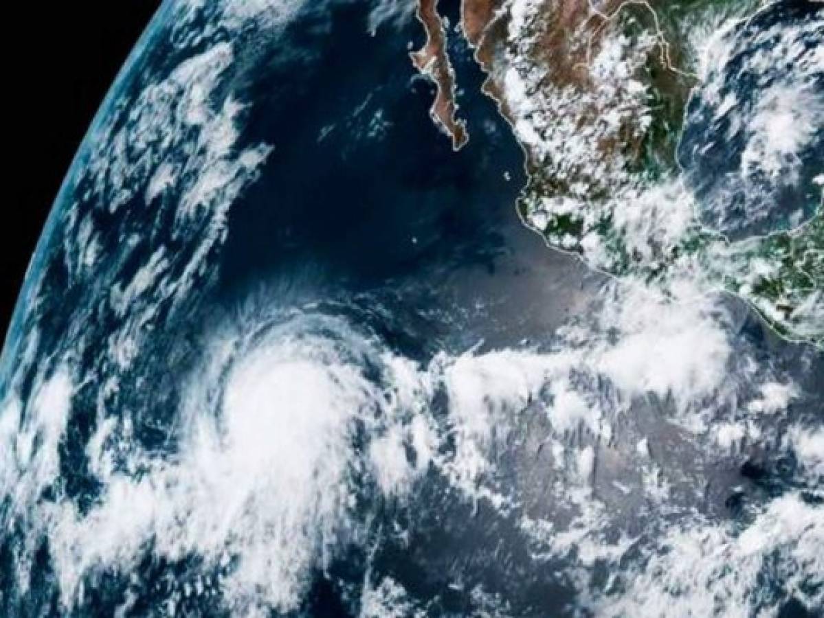 Huracán Bárbara se acerca a máxima categoría en el Pacífico 
