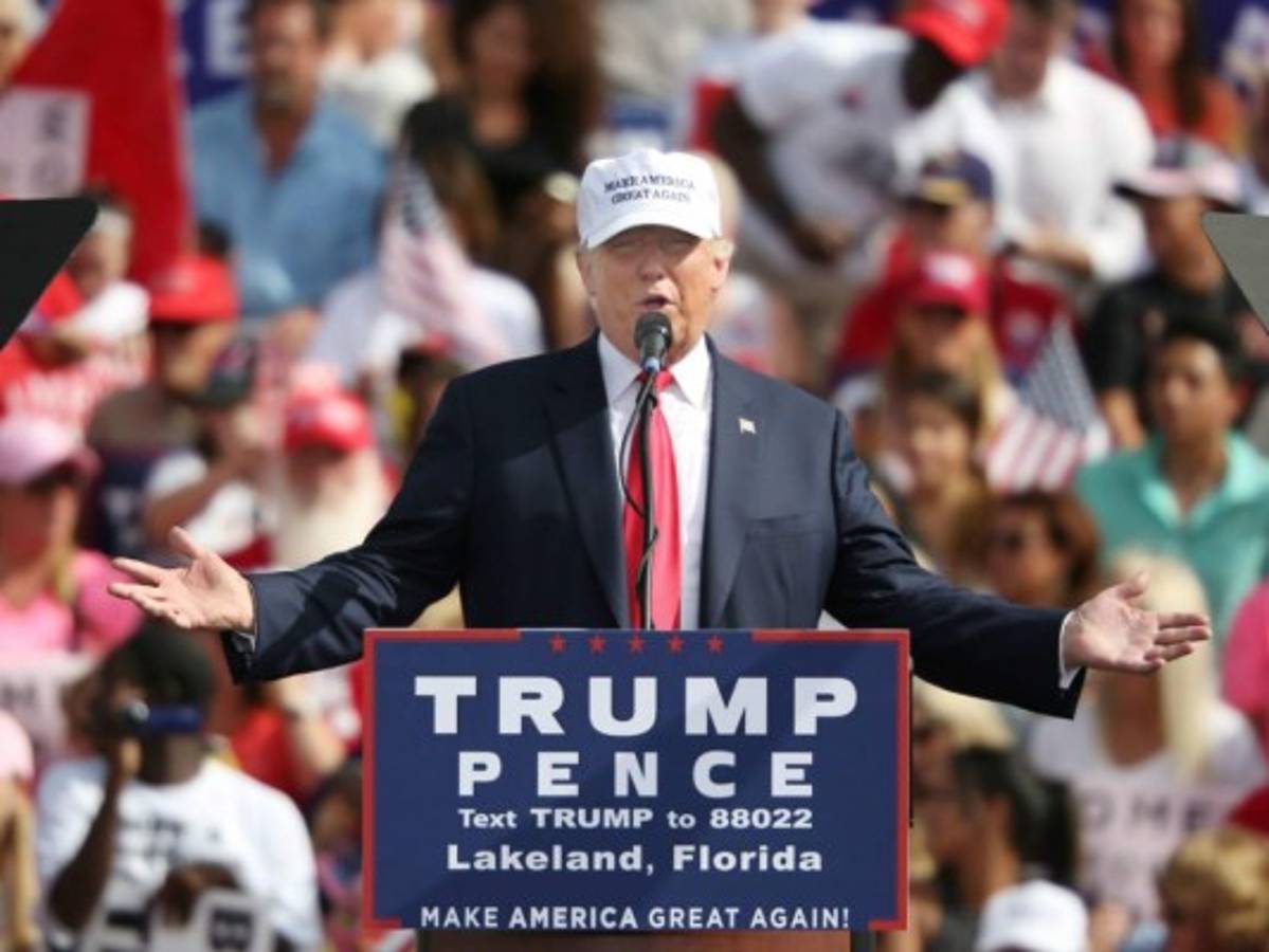 Mujeres dicen a diarios que Trump las tocó inapropiadamente