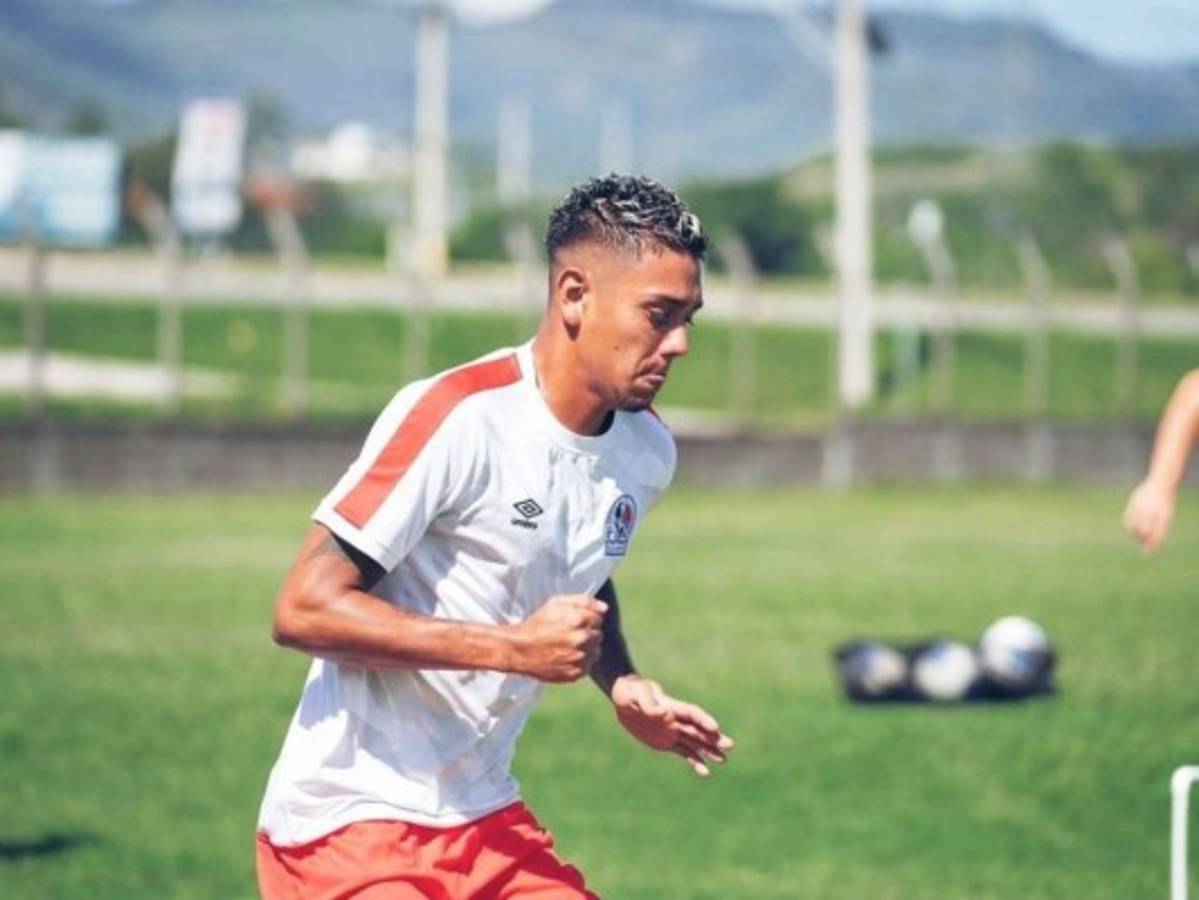 Mayron Flores jugó ante Marathón en medio del dolor por la muerte de su hermano