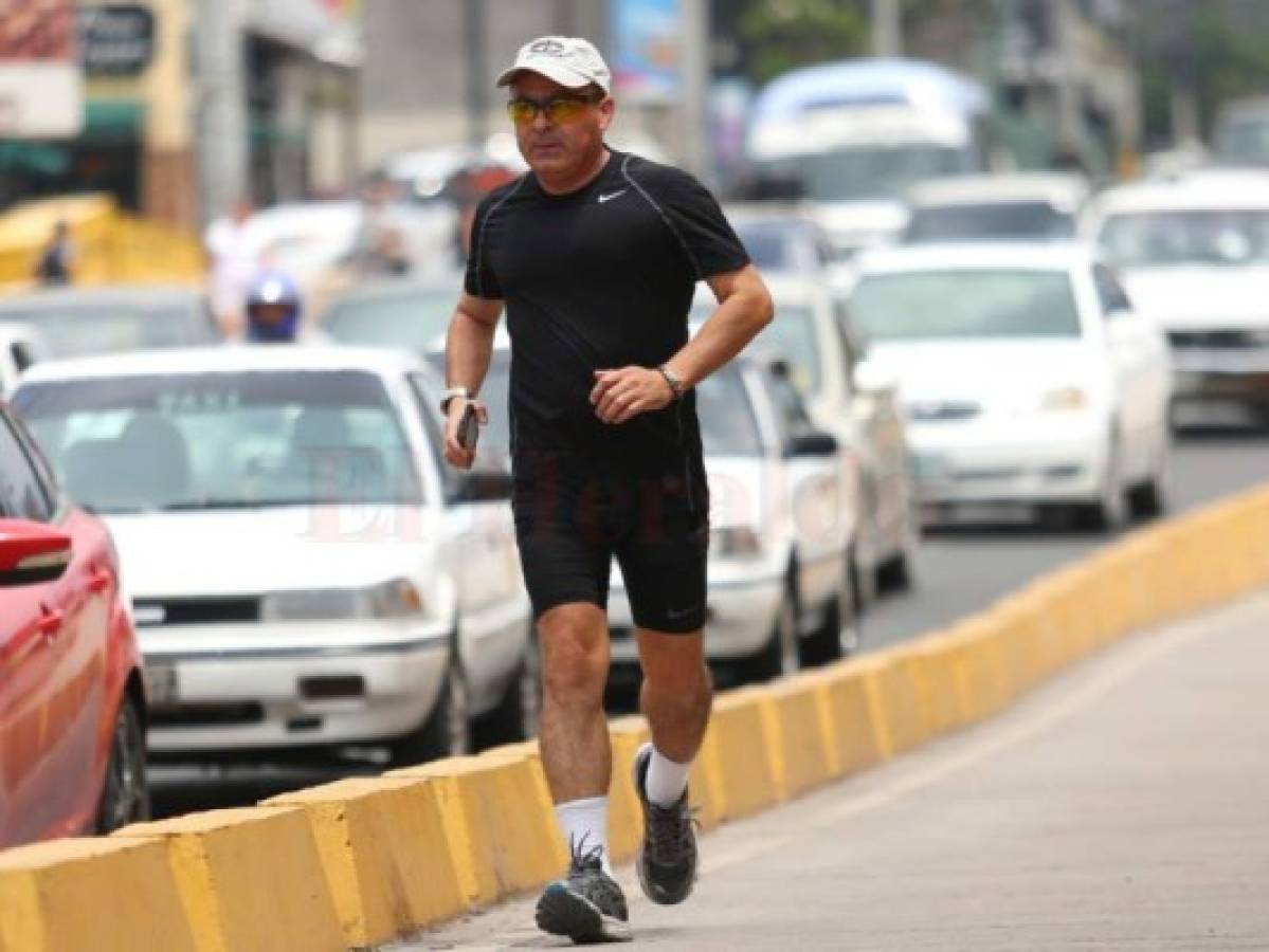 Octavio Carvajal es un amante del atletismo por salud, dice correr competencias de hasta 12 kilómetros. Foto: Marvin Salgado / El Heraldo.