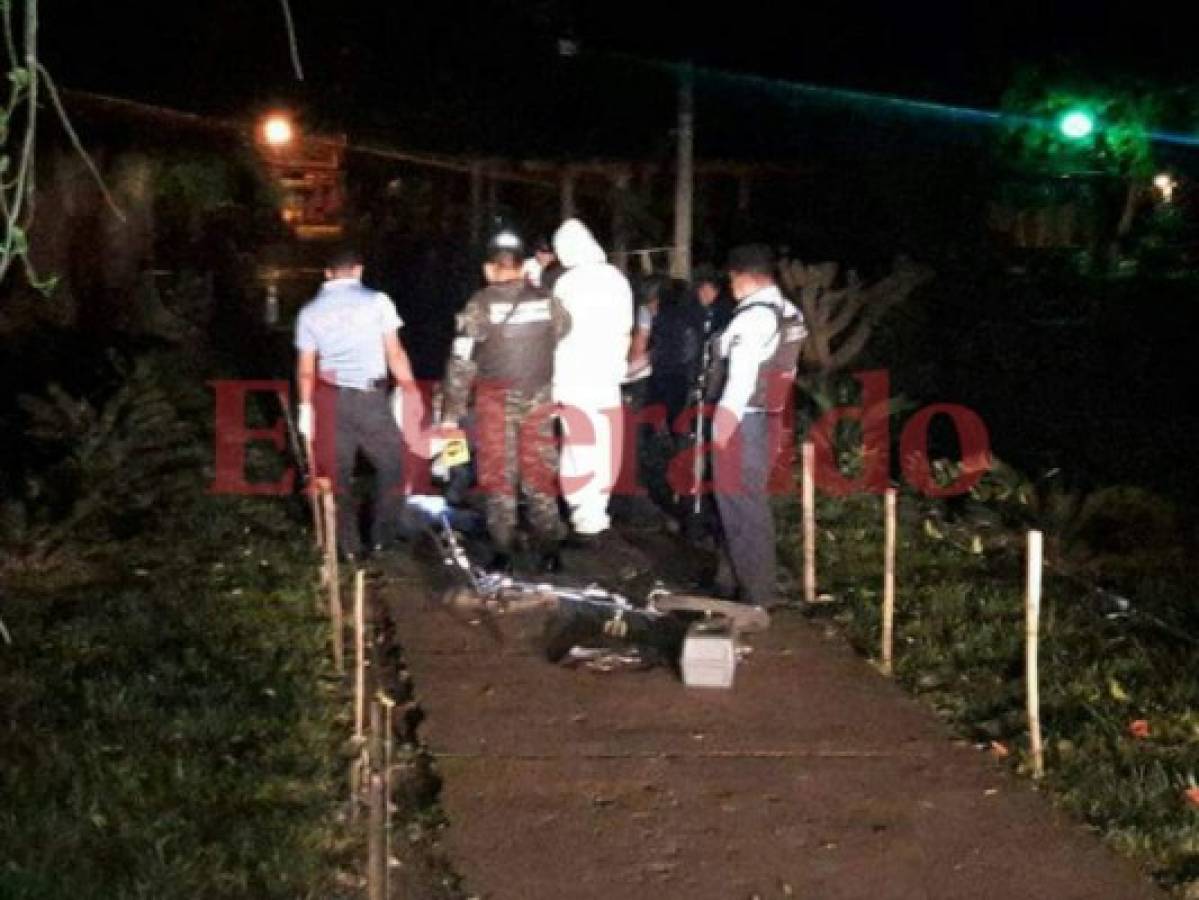 Trasladan a la morgue los cuerpos de dos asesinados la noche del miércoles en Olancho