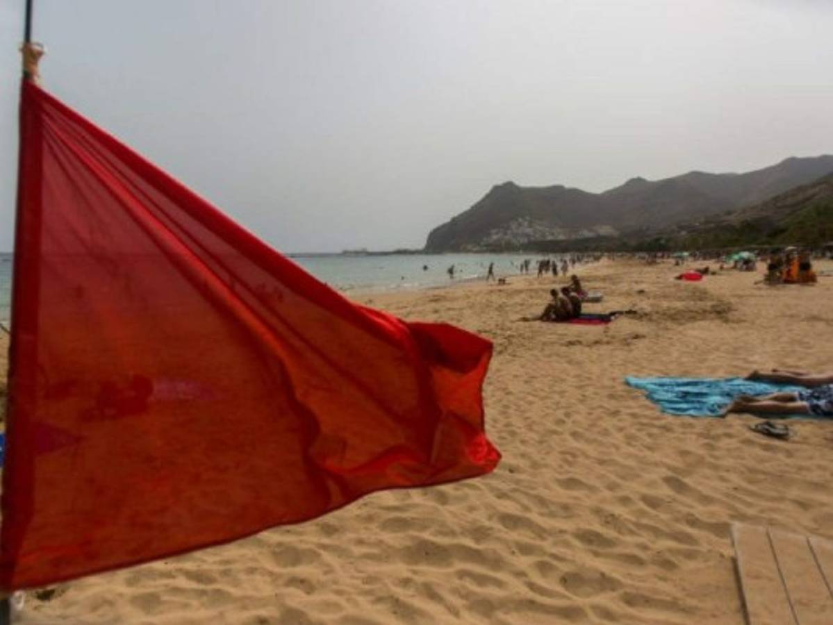 El mal tiempo en Canarias obliga a ocho turistas a dormir en una cueva
