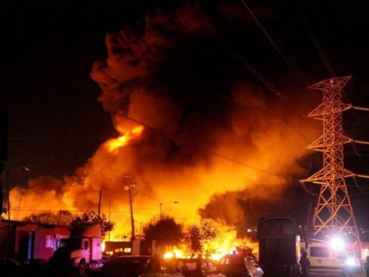 Las llamas alcanzaban los 15 metros de altura durante el incendio. Foto: Debate.