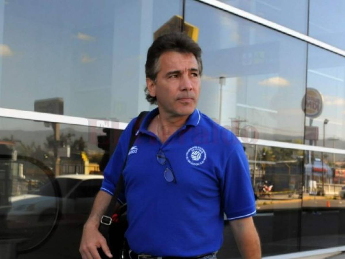 Carlos de los Cobos es nombrado de nuevo como entrenador de El Salvador