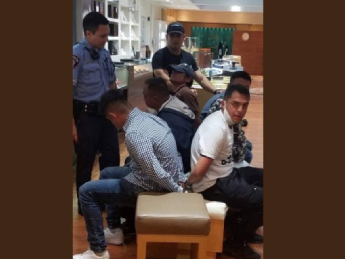 VÍDEO: Captan momento del asalto en una joyería en un centro comercial en Texas