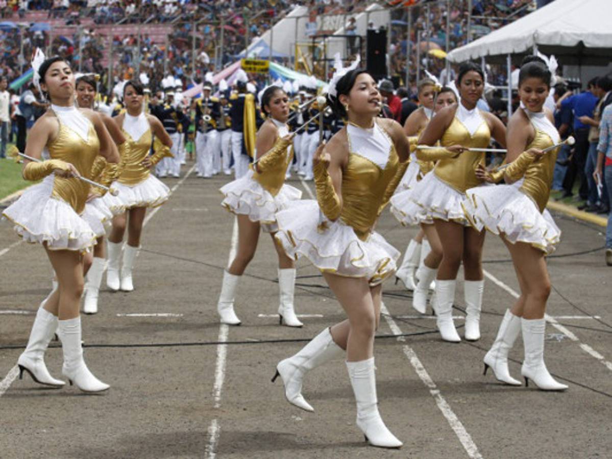 Derroche de civismo y belleza en desfiles patrios