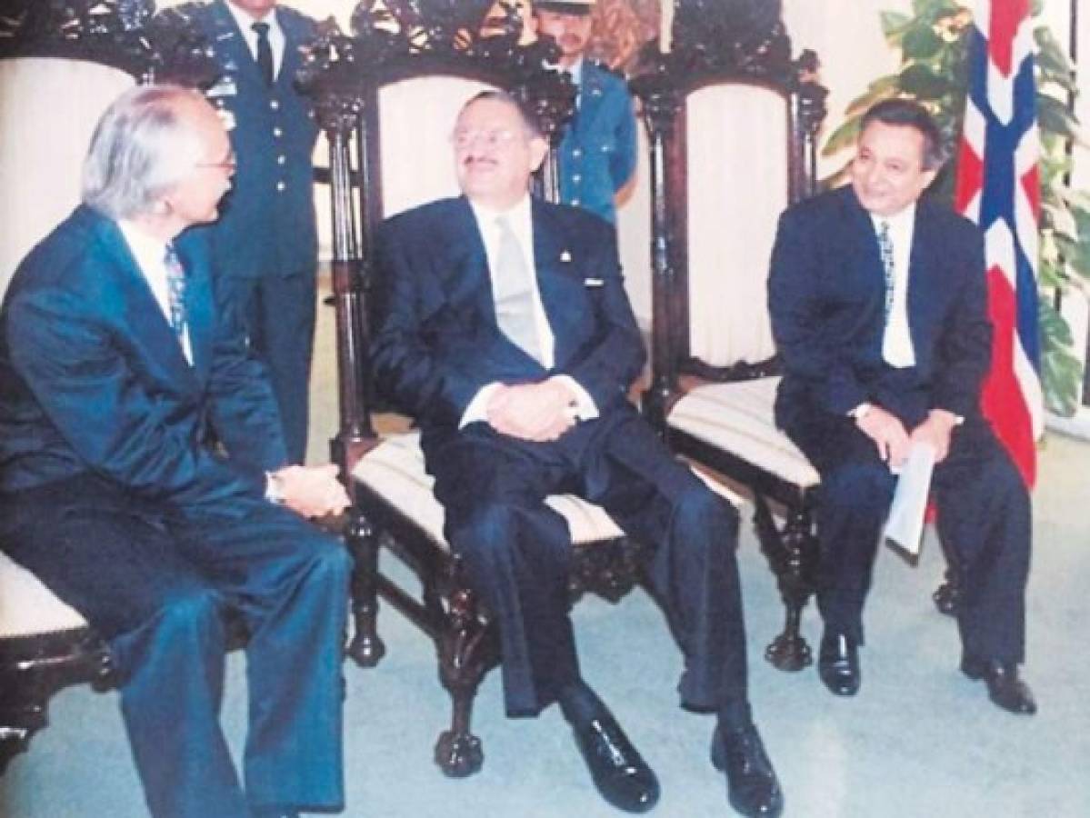 El presidente Carlos R. Reina recibe la visita de un embajador, al fondo Arita Quiñónez.