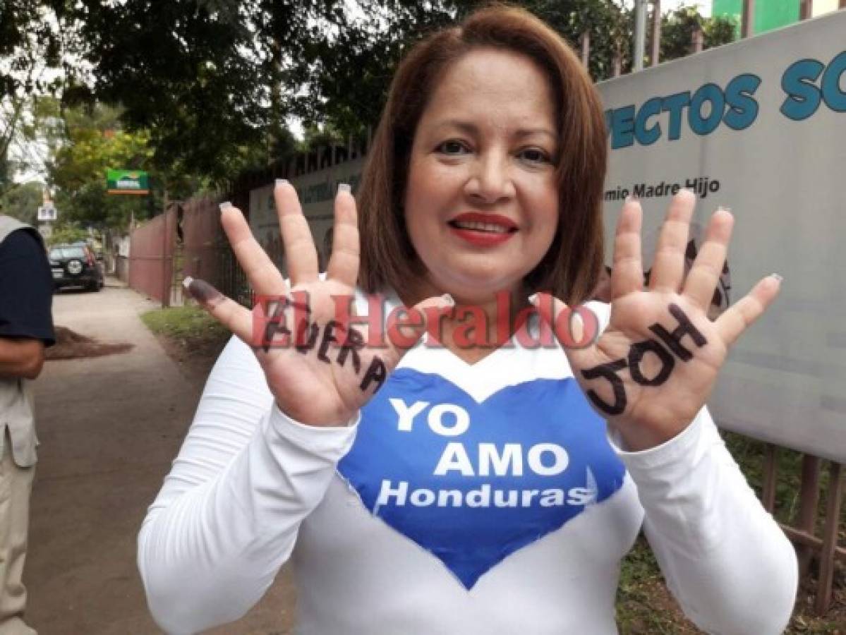 Impiden votar a Eva Fernández 'Corazón azul' por llevar marcadas las manos