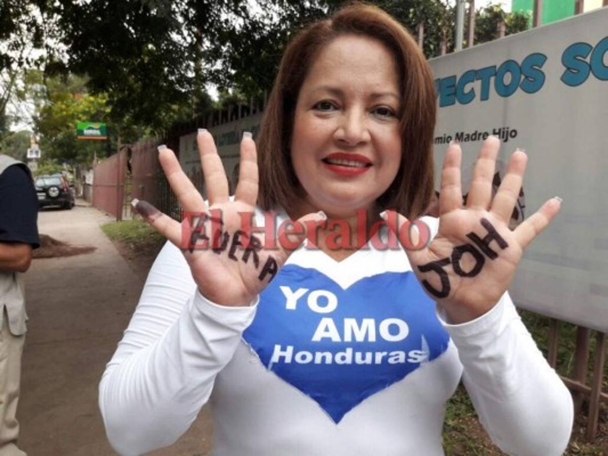 Impiden votar a Eva Fernández 'Corazón azul' por llevar marcadas las manos