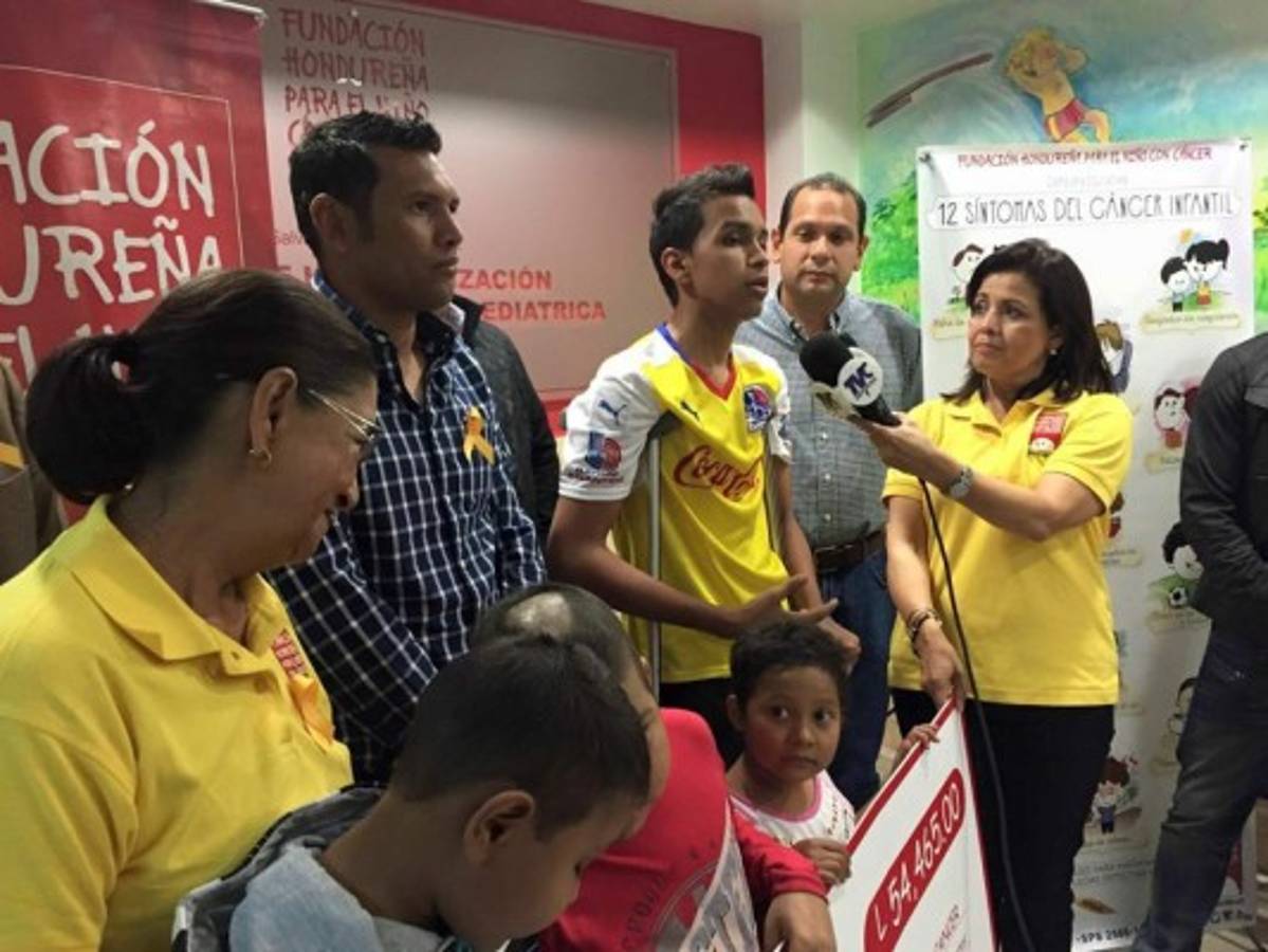 Olimpia y Motagua entregan donativo a niños con cáncer