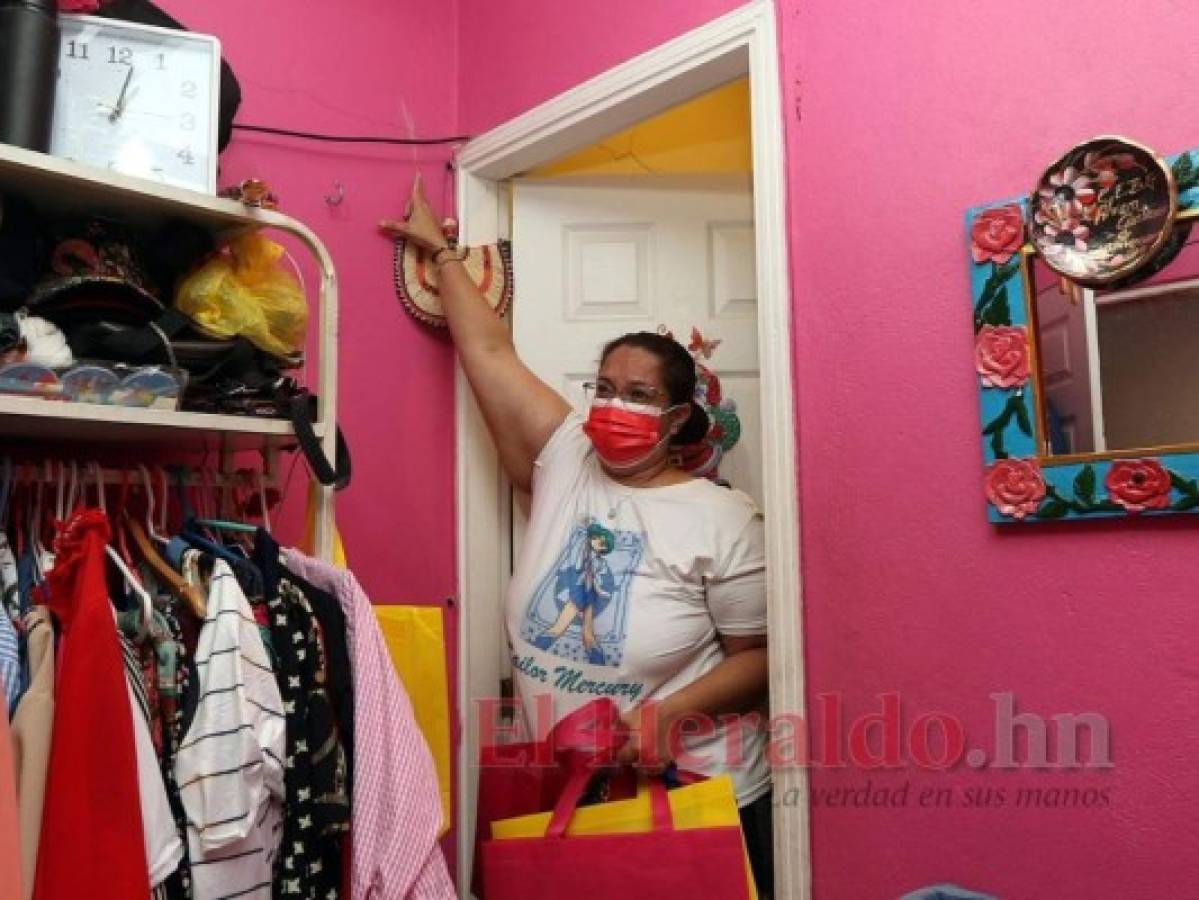 Rosa Martínez muestra algunos daños que ha presentado su casa. Foto: Marvin Salgado/El Heraldo
