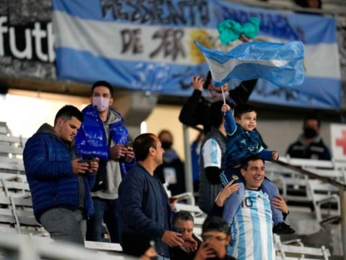 Hinchas argentinos vuelven a estadio tras 20 meses por la pandemia del covid  