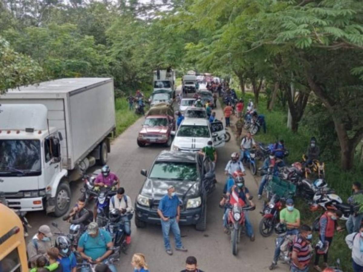 Transportistas bloquean paso a la zona oriental del país por mal estado de carreteras