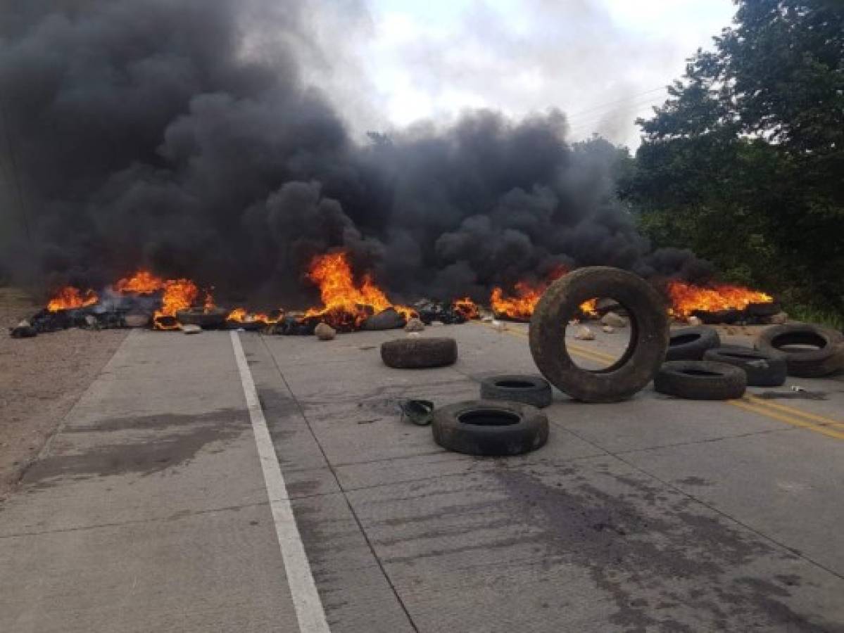 Policías y militares intentan liberar paso por la carretera al sur en la capital de Honduras