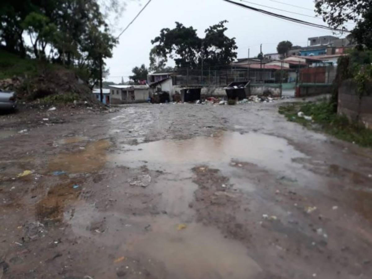 Habitantes de la colonia Reynel Fúnez claman ayuda para que les reparen las calles