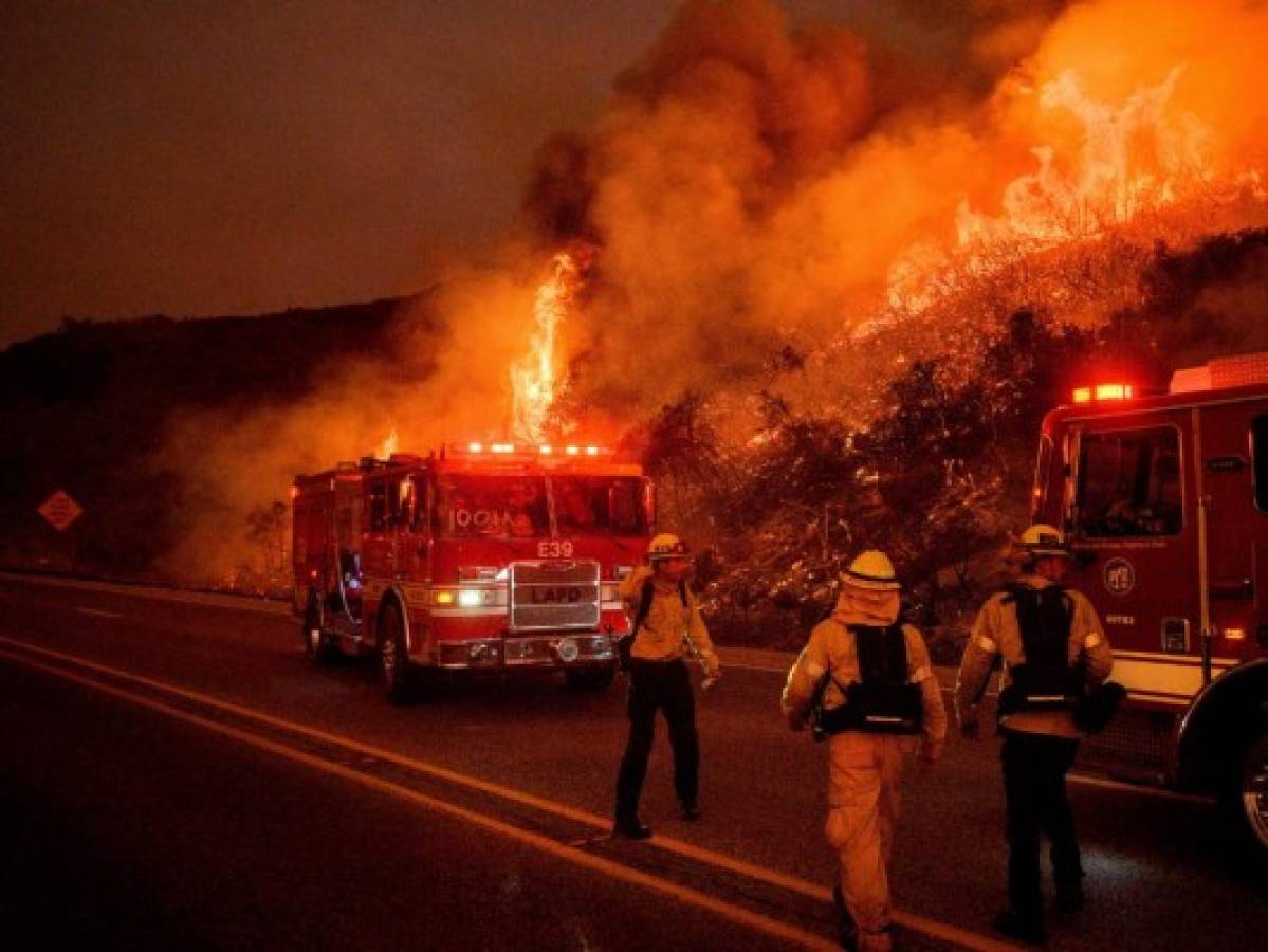 6,300 desalojados por incendio en montañas de California