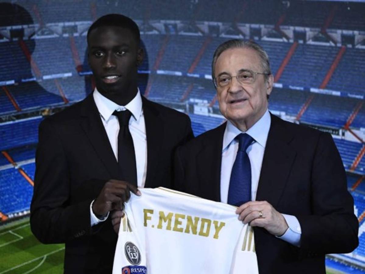 French defender Ferland Mendy (L) and Real Madrid's president Florentino Perez pose during the official presentation of the footballer as new player of the Spanish club at the Santiago Bernabeu stadium in Madrid on June 19, 2019. (Photo by OSCAR DEL POZO / AFP)