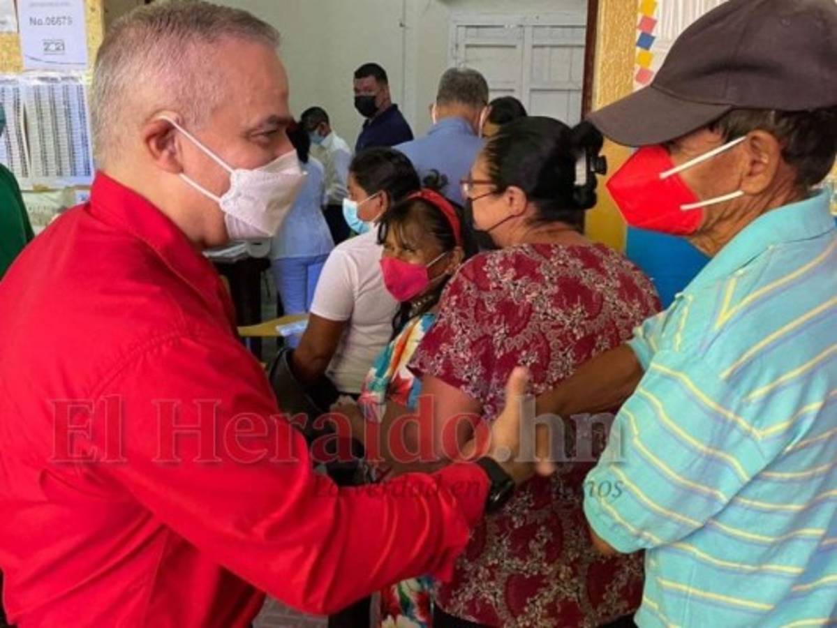 Yani Rosenthal acompaña a Quintín Soriano a votar en Choluteca